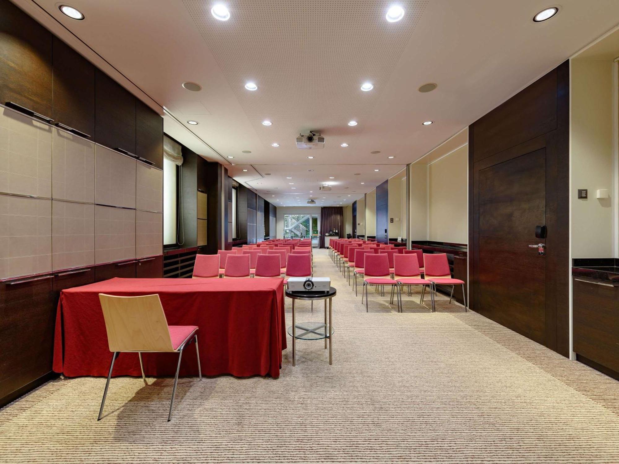 Moevenpick Hotel Лозанна Экстерьер фото